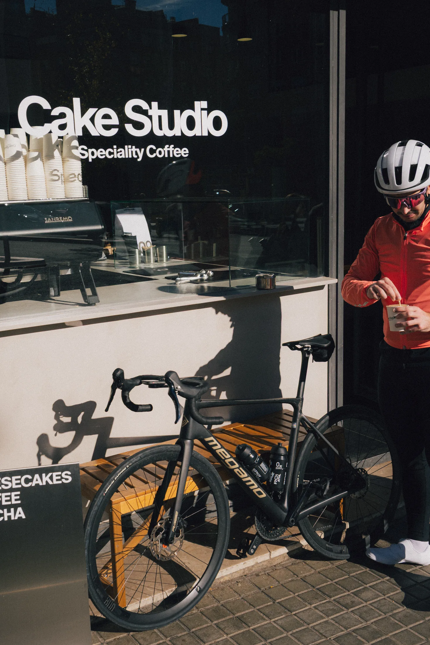 Entrada de 180 Cake Studio con bicicleta